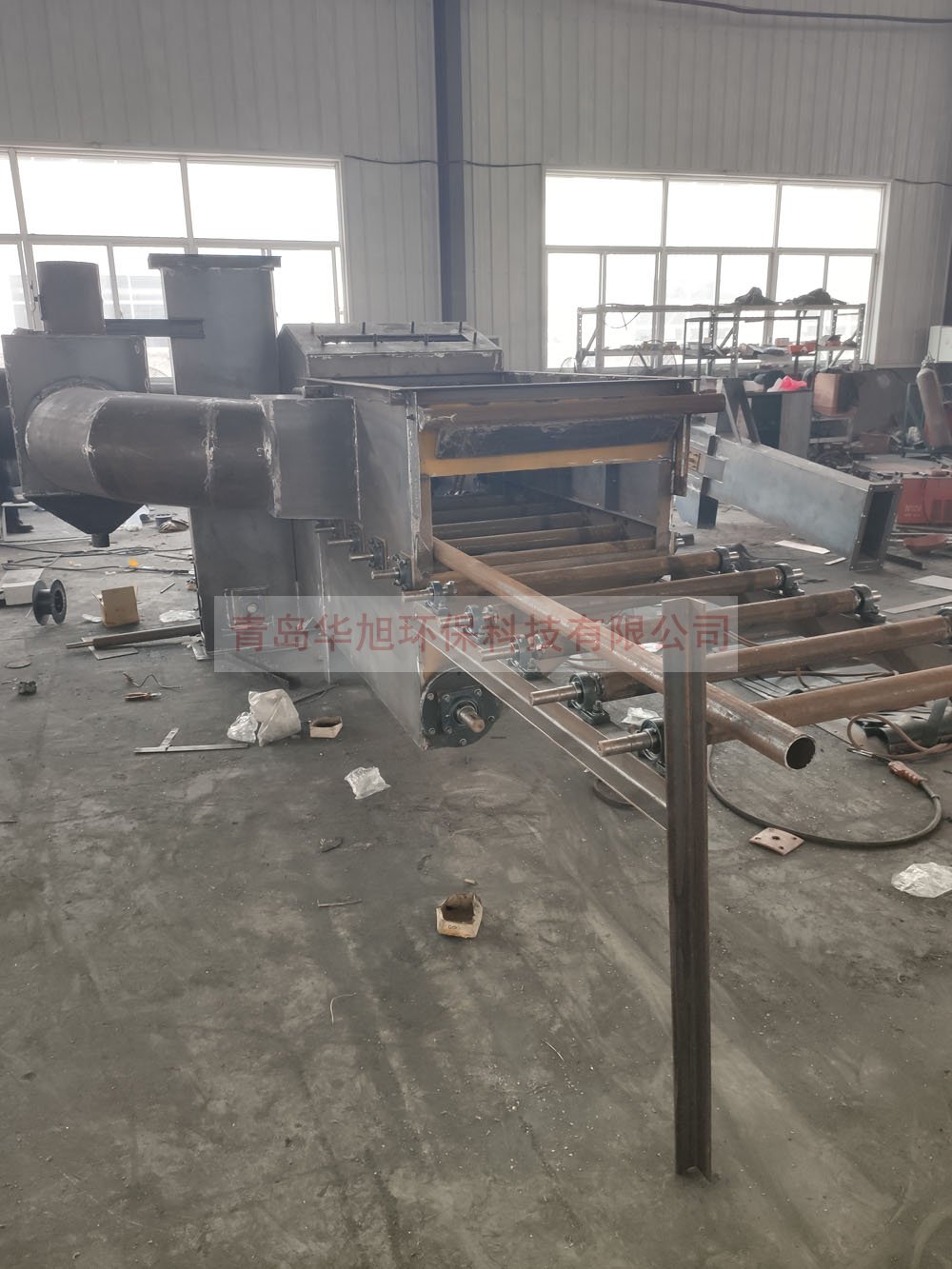 輥道通過(guò)式拋丸機(jī)正在安裝焊接中